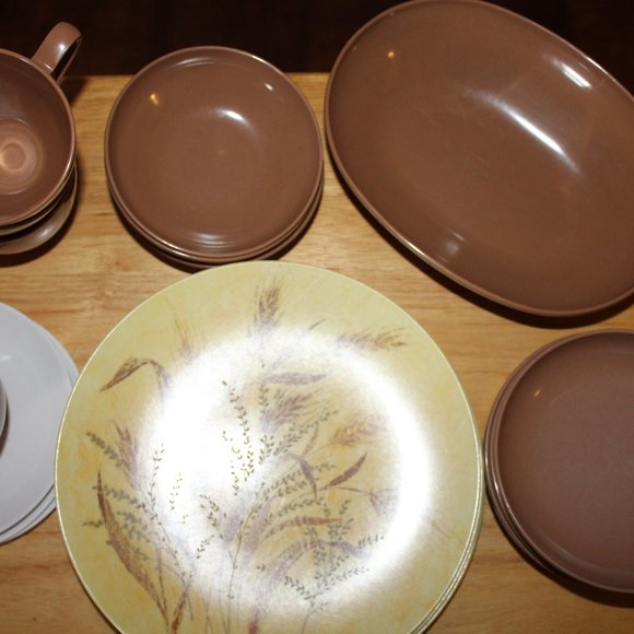 Vintage Melmac Dinnerware Set - 21 pieces - Picture 2 of 5